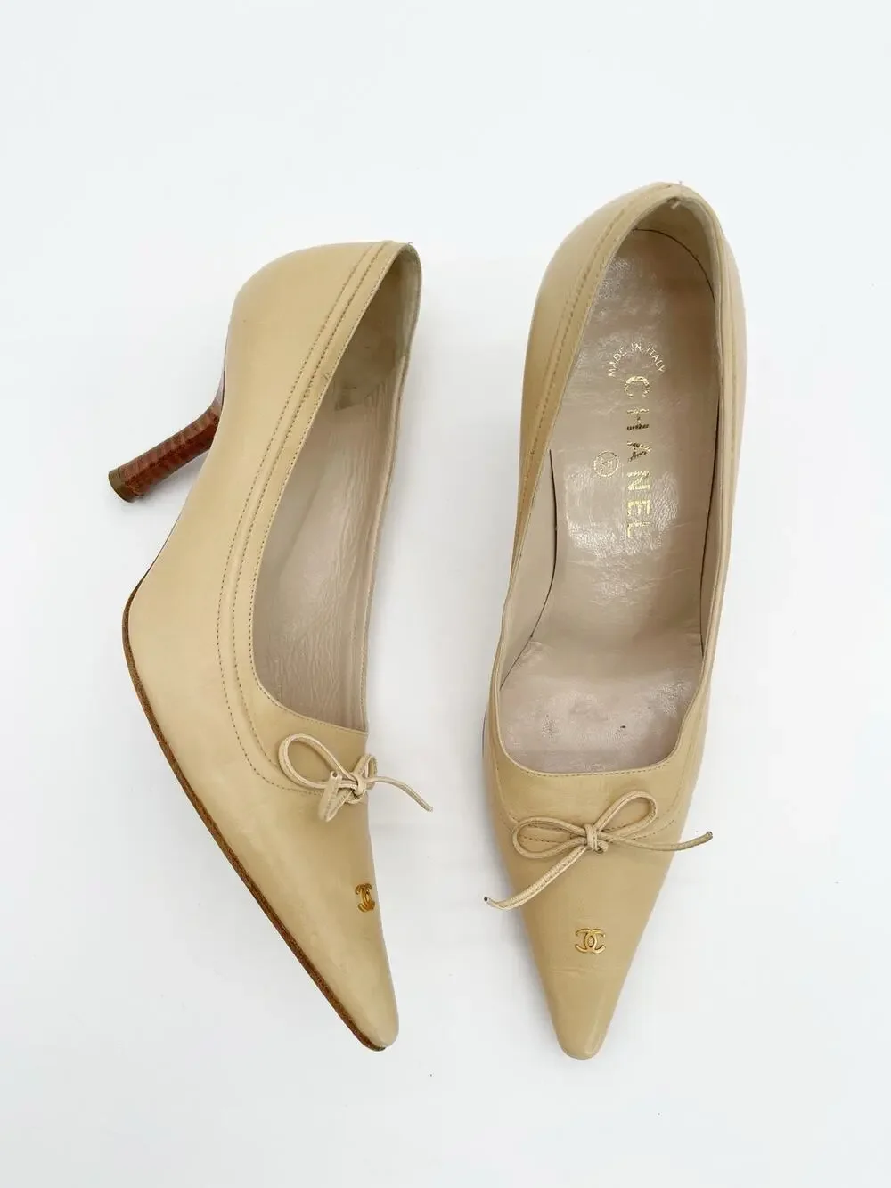 Chanel Vintage Retro Beige Leather Bow CC Logo Pointed Toe Heels Pumps EU 39
